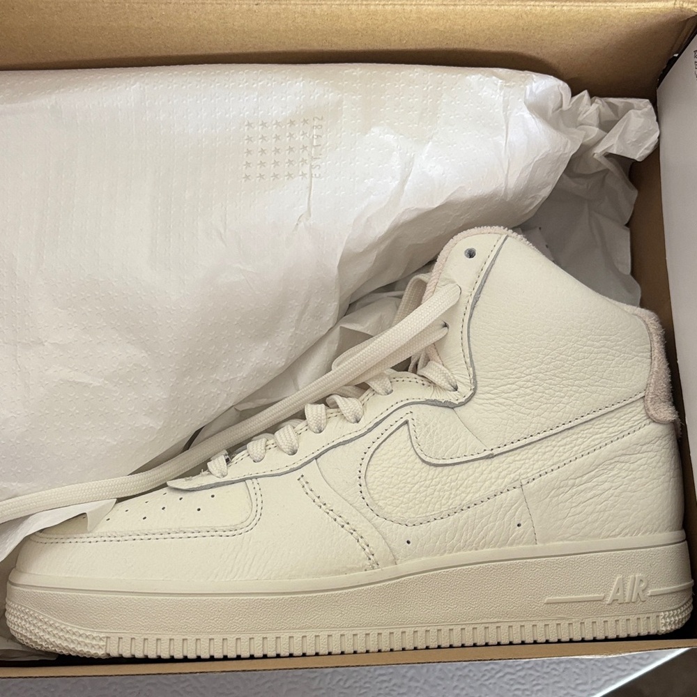 Nike Air Force 1 High Top in Cream